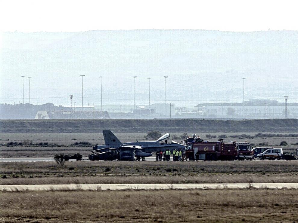 Un F-18 pincha en la pista de aterrizaje del Aeropuerto de Zaragoza y obliga a desviar un avión