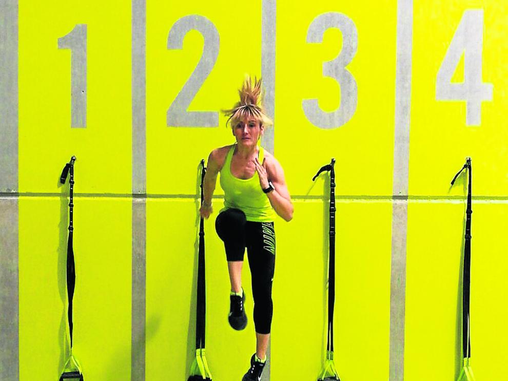La entrenadora personal zaragozana Jéssica Gómez se ejercita sobre un trampolín con el método HIIT.