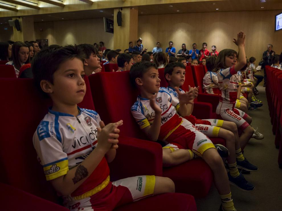 Las plantillas de la Escuela Ciclista Zaragoza, ayer en el Patio de la Infanta de Ibercaja.