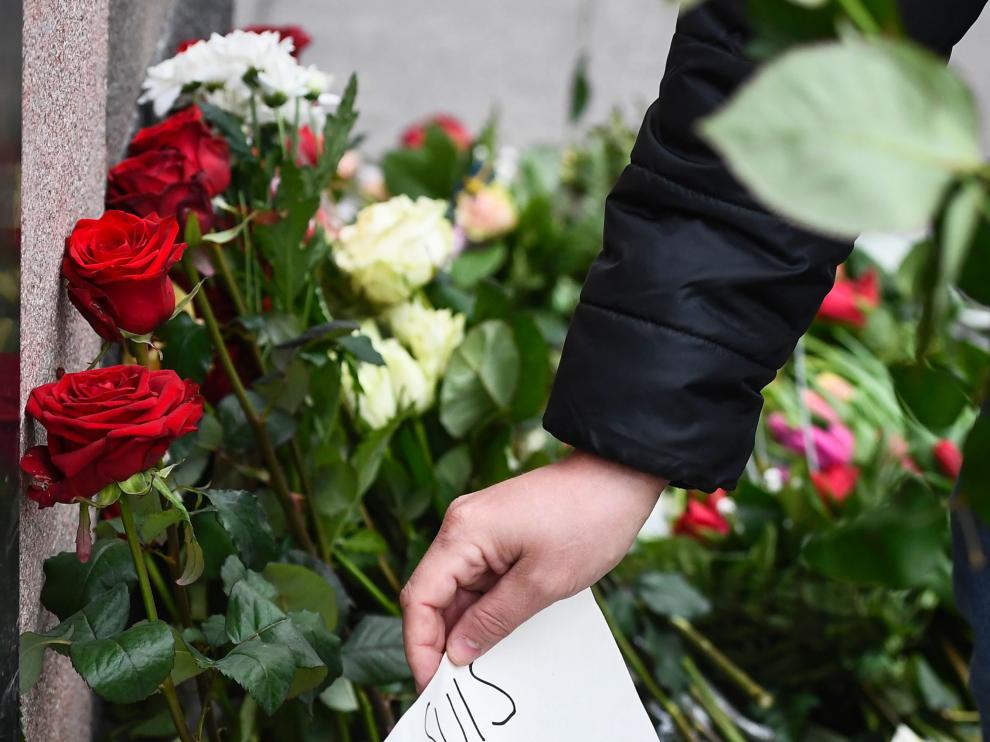 Estocolmo, sacudida por el atentado, honra con flores y velas a las víctimas