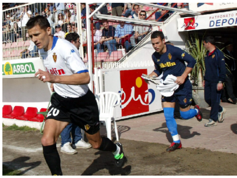 A la izda., César Láinez salta al terreno de juego detrás de Galca (ante la mirada de un suplente Santi Aragón) para jugar el Almería-Real Zaragoza de 2003. A la dcha., Cuartero protesta ante el árbitro, Teixeira Vitienes, como capitán del equipo aragonés en el descanso del partido en campo almeriense hace 14 años.