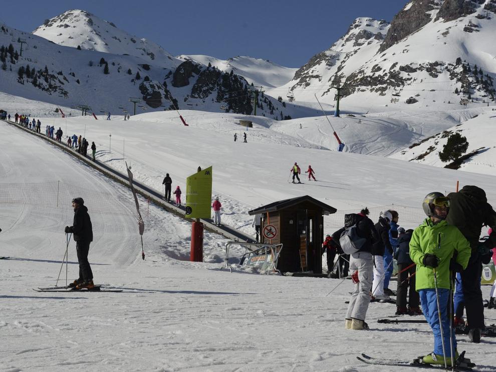 Foto de archivo de esquiadores en Formigal.