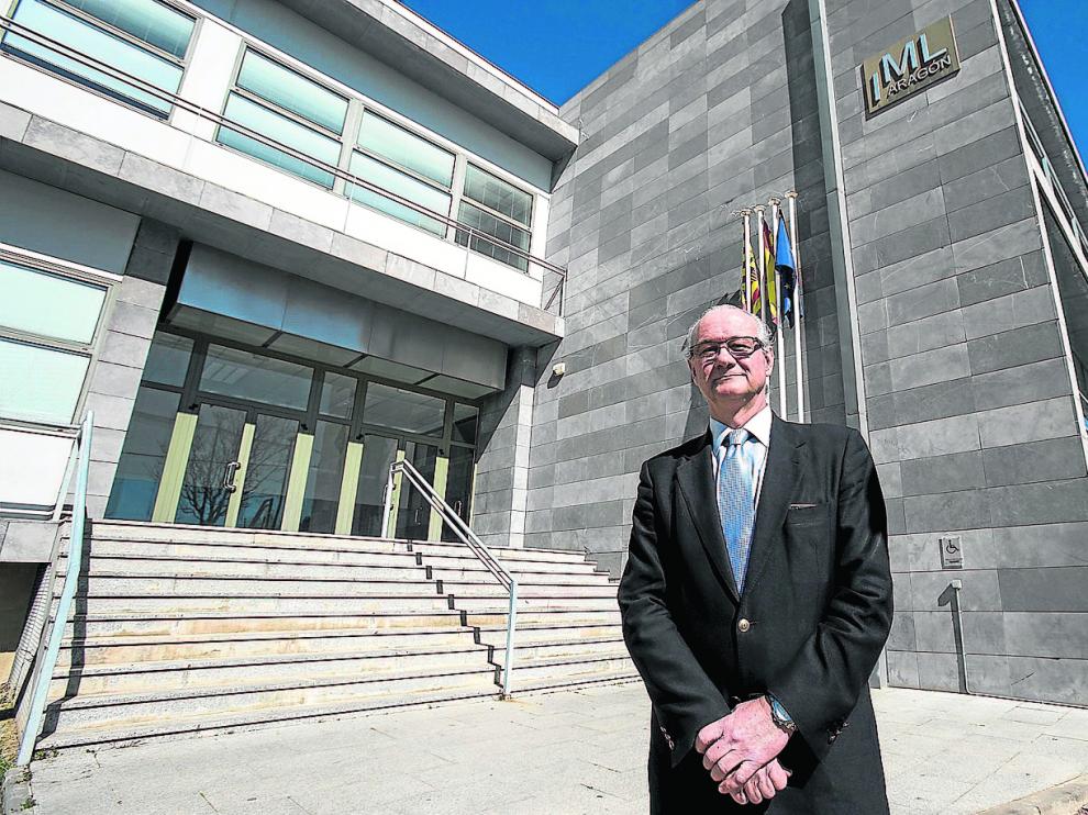 El médico forense Eduardo Murcia, en la entrada del Instituto de Medicina Legal de Aragón (IMLA).