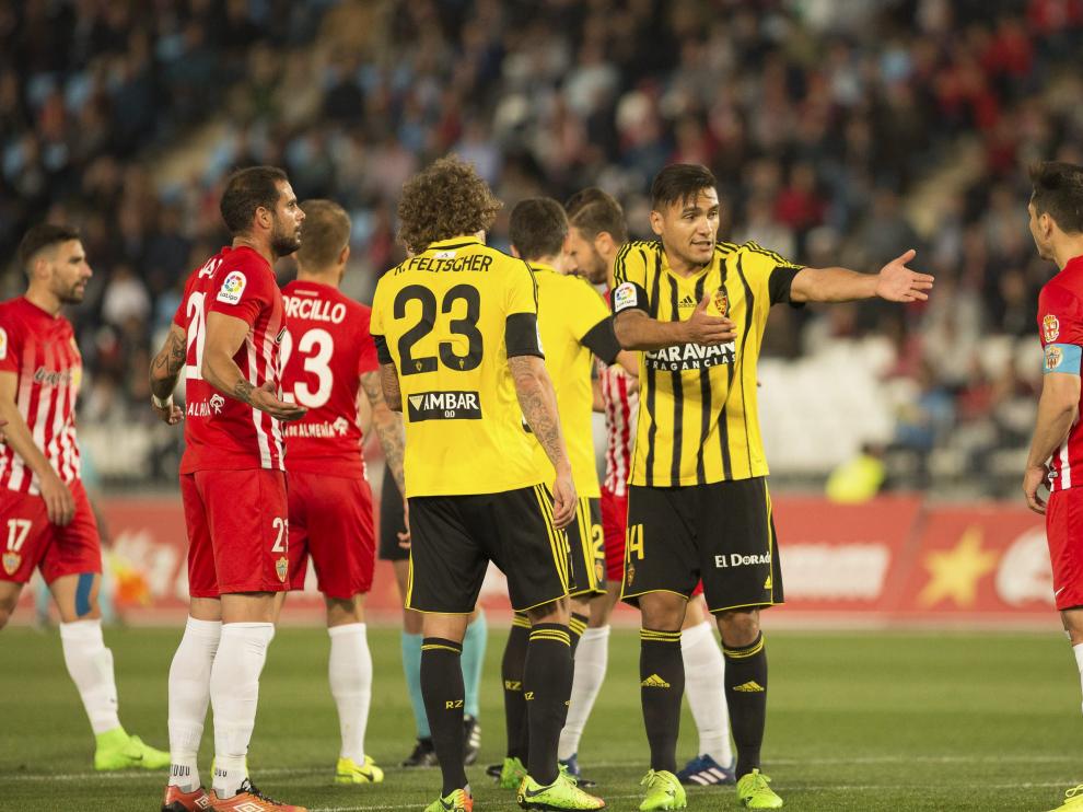 Feltscher, Zapater y Marcelo Silva discuten un lance del partido disputado en Almería.