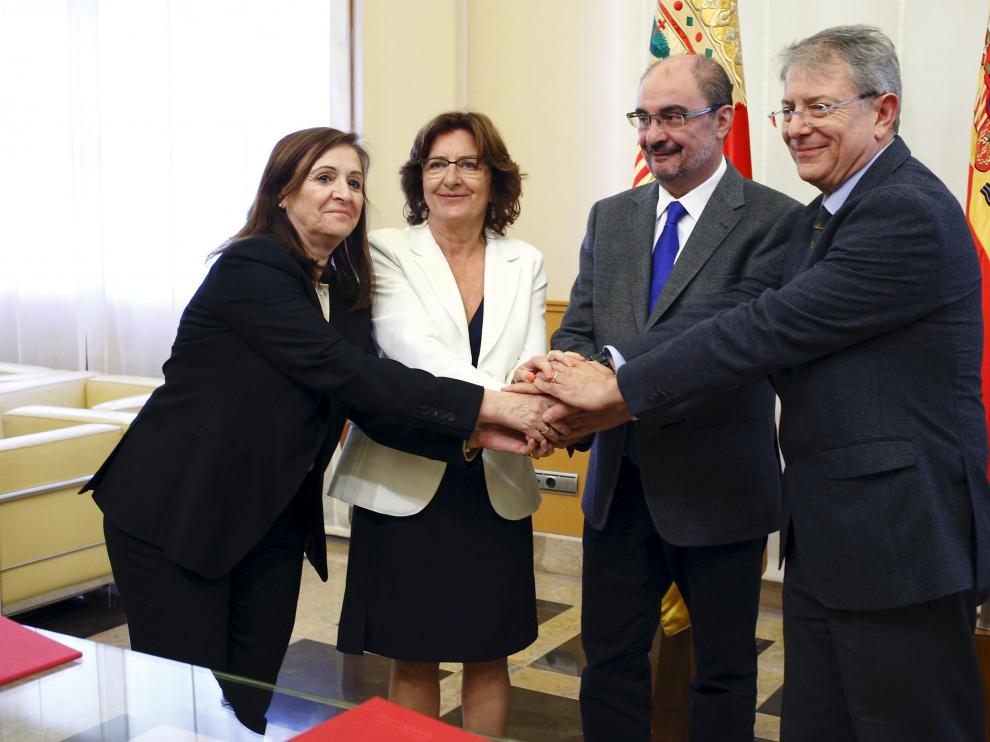 Sánchez, Broto, Lambán y Franquesa ayer tras la firma del convenio.