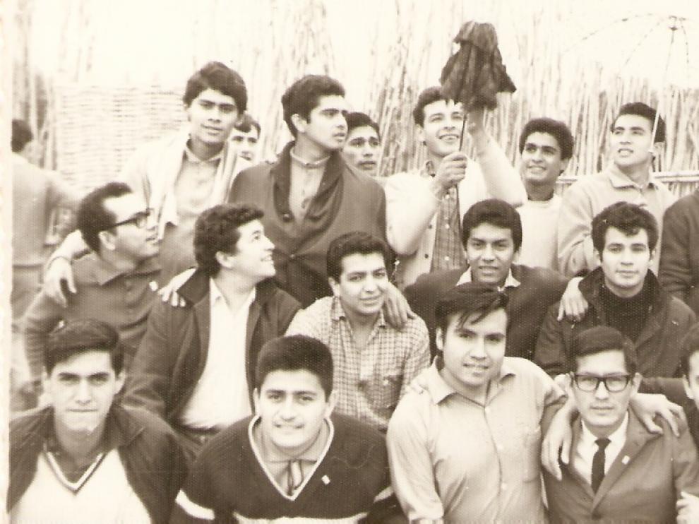 Grupo de estudiantes peruanos