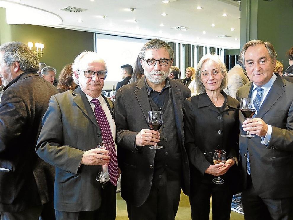 Ramón Justes (Enate), el artista Jaume Plansa, su esposa Laura y Luiz Nozaleda, presidente de la bodega.