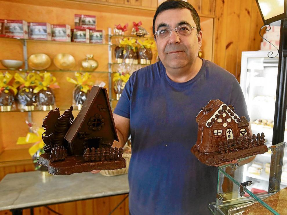 Manuel Lorés, maestro pastelero de la confitería Soler, de Huesca, con dos de las monas que vende este año.