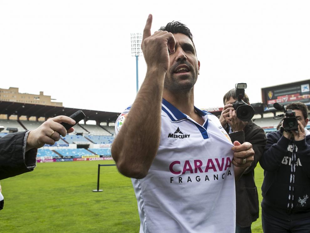 Juan Culio durante su polémica presentación con el Real Zaragoza.