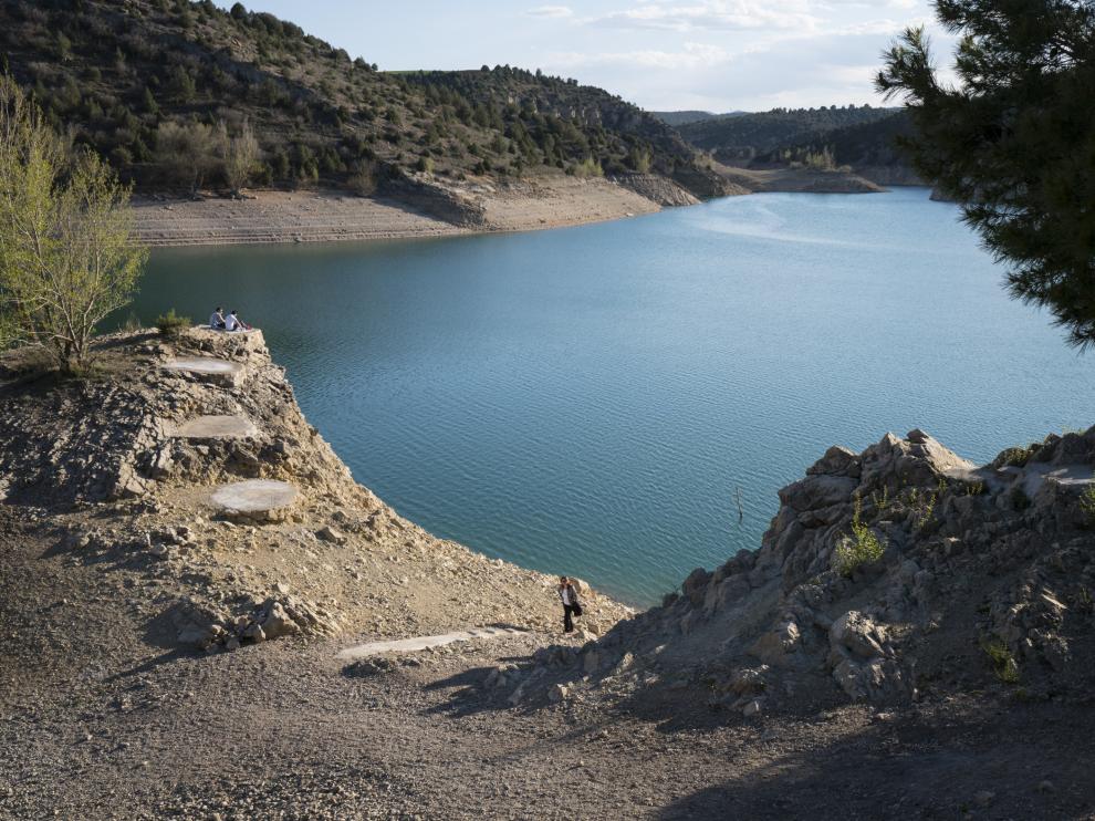 Zonas habitualmente cubiertas de agua están ahora secas en el embalse del Arquillo, en la foto.