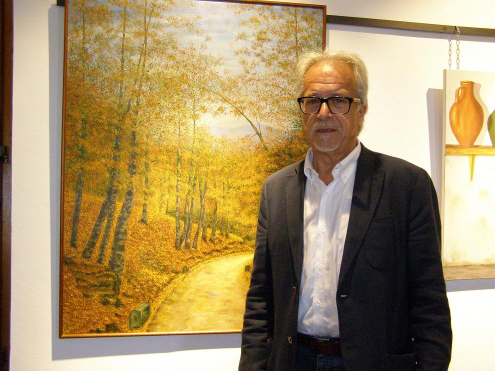 El autor, José Luis Sancho Poyo, delante de una de sus obras.