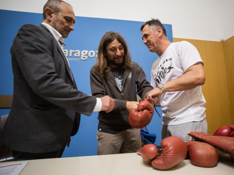 Ricardo Lecina (Territorial de boxeo), Pablo Híjar (Ayuntamiento) y José Ramón Escriche (Kyobox), este miércoles en la presentación de la velada.