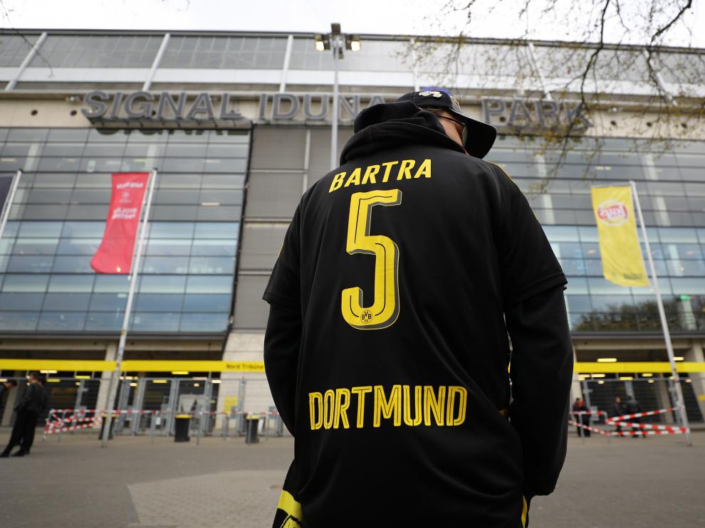 Un aficionado del Dormund, con la camiseta de Marc Bartra, este miércoles.