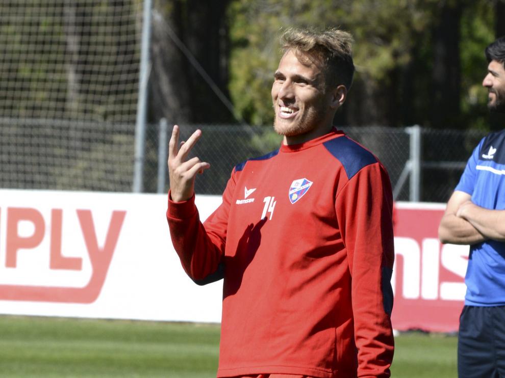 Samu gesticula durante un entrenamiento con el Huesca.