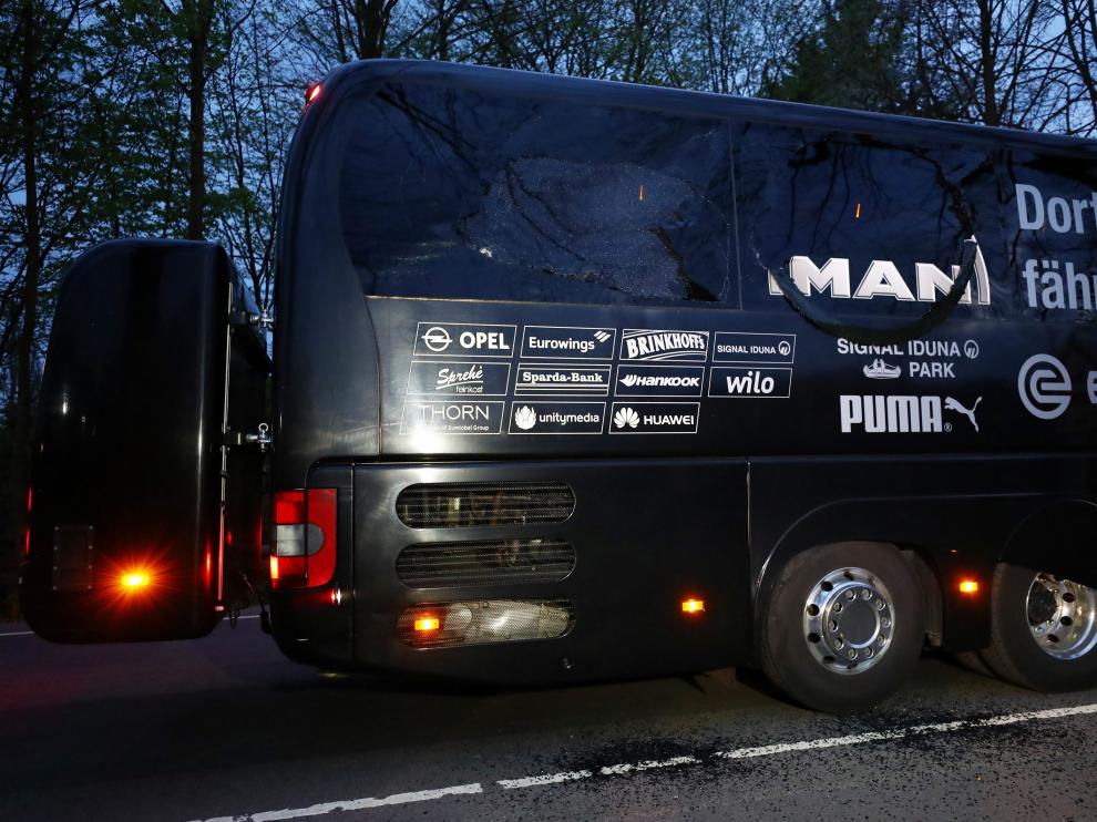 Un policía ha resultado herido en un ataque contra el autobús del Borussia Dortmund.