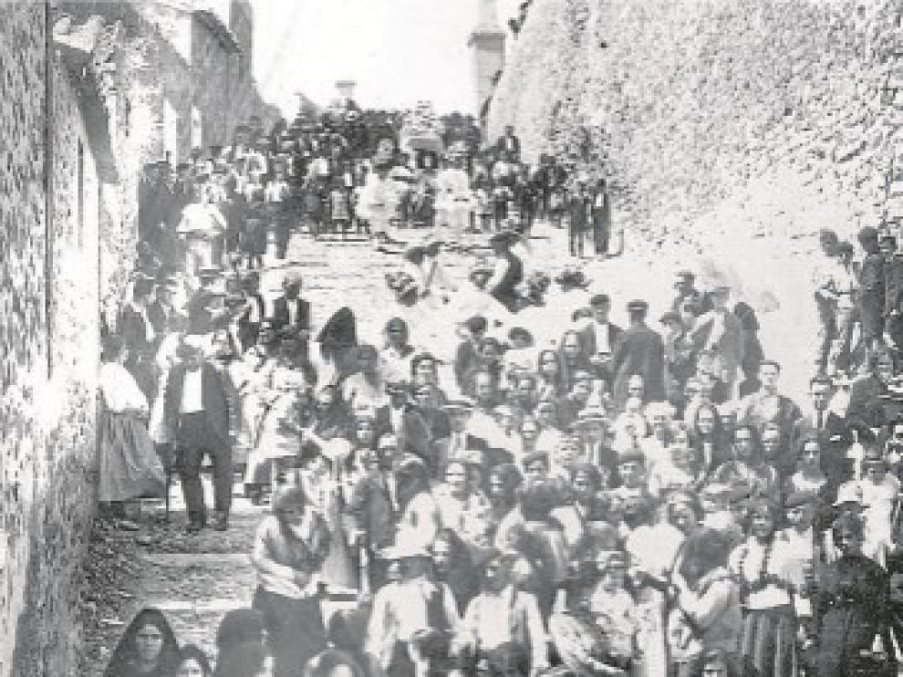 Los vecinos de Quinto posan para revivir una foto histórica de 1925