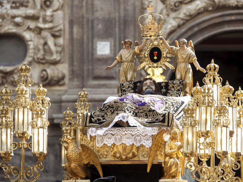 Suspenden el 'abajamiento' por un defecto en la talla del Cristo