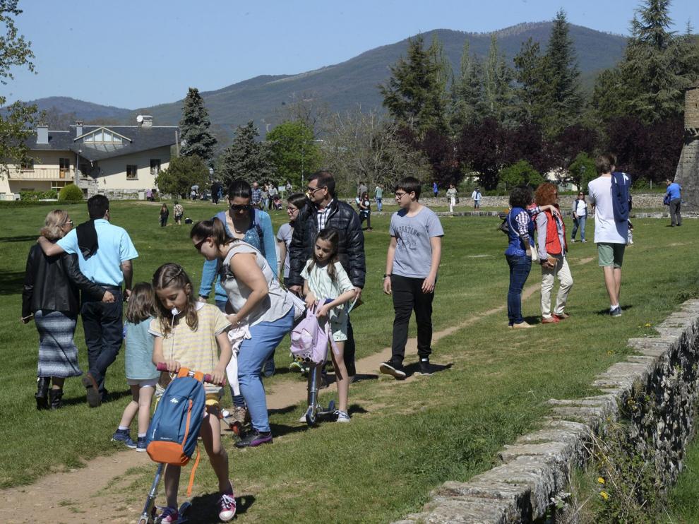 Más de 500 visitas en un día a la Ciudadela de Jaca. Uno de los lugares turísticos más emblemáticos del Pirineo oscense, la Ciudadela de Jaca, recibió ayer un aluvión de más de 500 visitantes. Para estas vacaciones de Semana Santa ha programado hoy y mañana sendas visitas teatralizadas nocturnas sesiones de 20.15 y 22.00.
