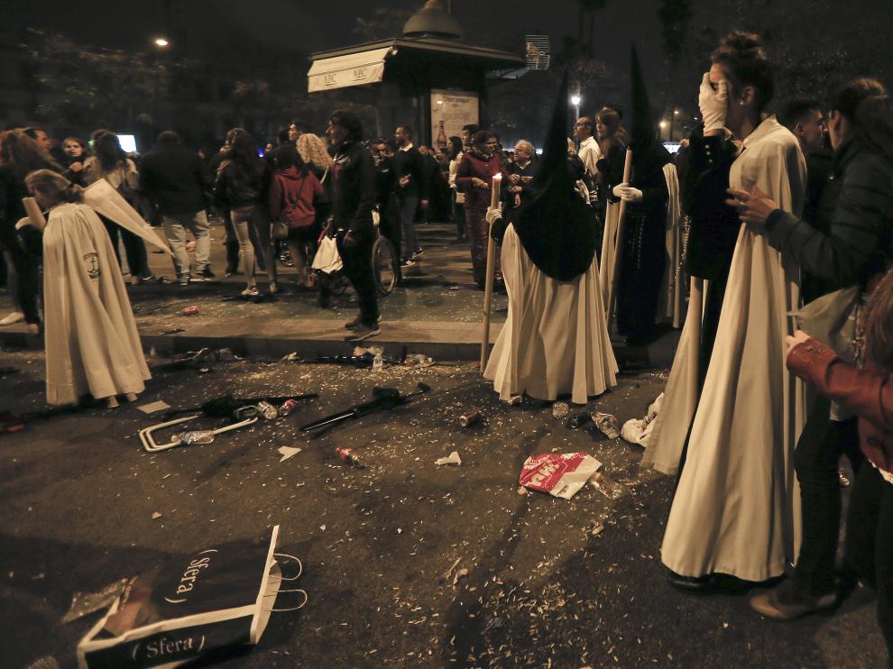 Algunos nazarenos afectados tras la estampida