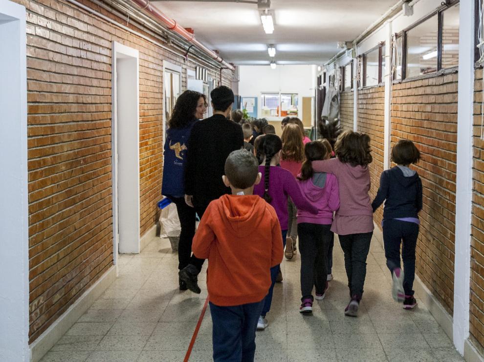 Alumnos y profesores en el pasillo de un centro educativo aragonés.