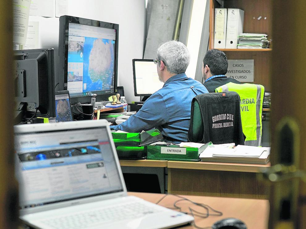 Miembros del Equipo de Investigación Tecnológica de la Guardia Civil en su despacho.