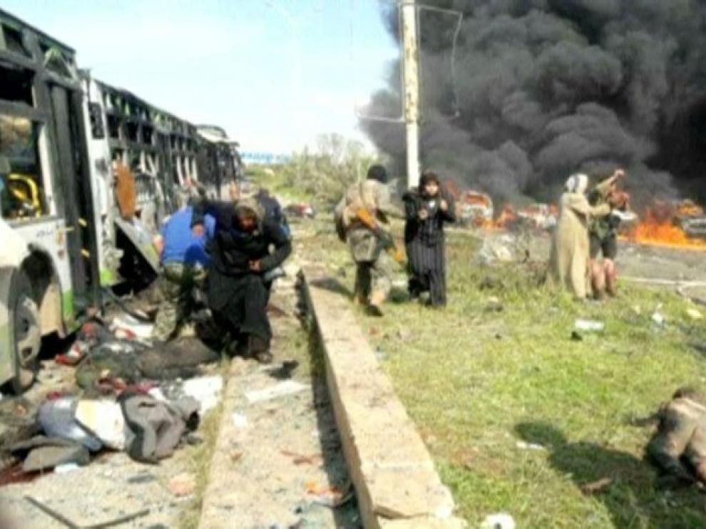 Momento de la explosión del coche bomba al paso de un convoy de evacuación en Alepo.