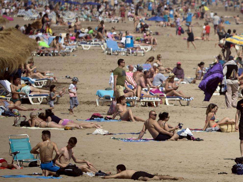 Gran afluencia de público en la playa de la Malvarrosa.