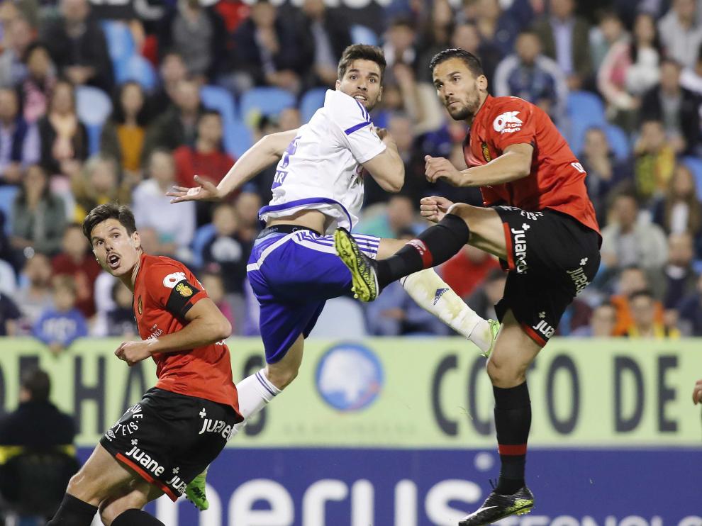 Cabrera pugna por un balón con Óscar Díaz en el Zaragoza-Mallorca.