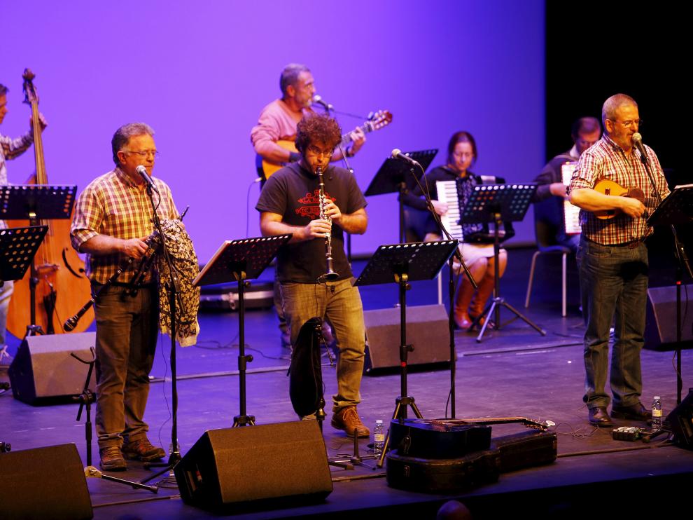 Concierto benéfico de La Ronda de Boltaña celebrado en Huesca en noviembre pasado. En primer término, Francho Sarrablo, Antonio Melendo y Manuel Domínguez. Detrás, Marcos Torres, José Manuel Melendo, Óscar Tesa e Ignacio Pardinilla.