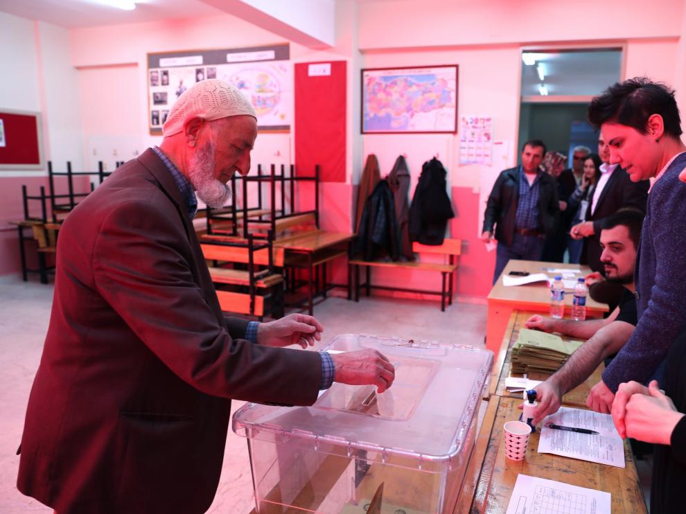 Un turco vota en Estambul.