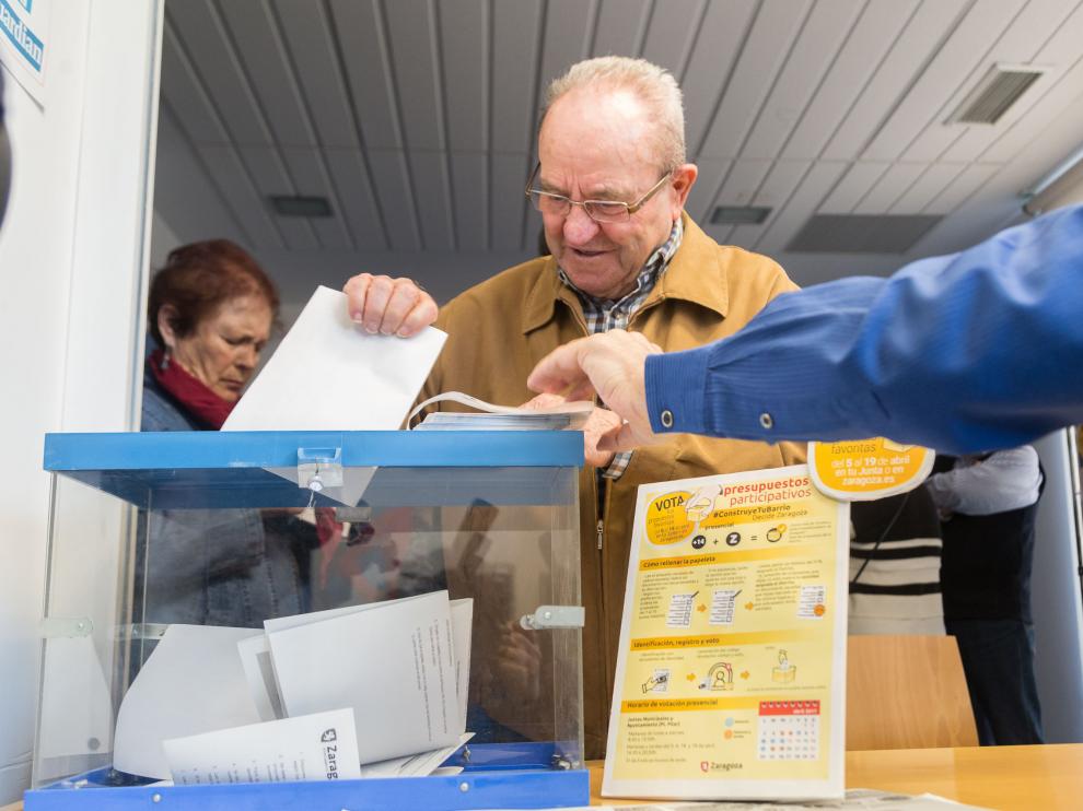 Una persona votando en los Presupuestos Participativos, en una foto de archivo.