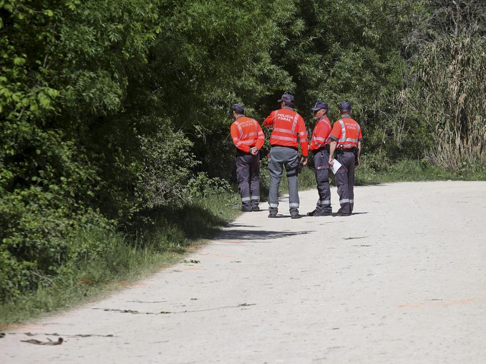 La Policía Foral inspeccionó el tramo del camino de Las Norias donde se produjo el atropello mortal el domingo.