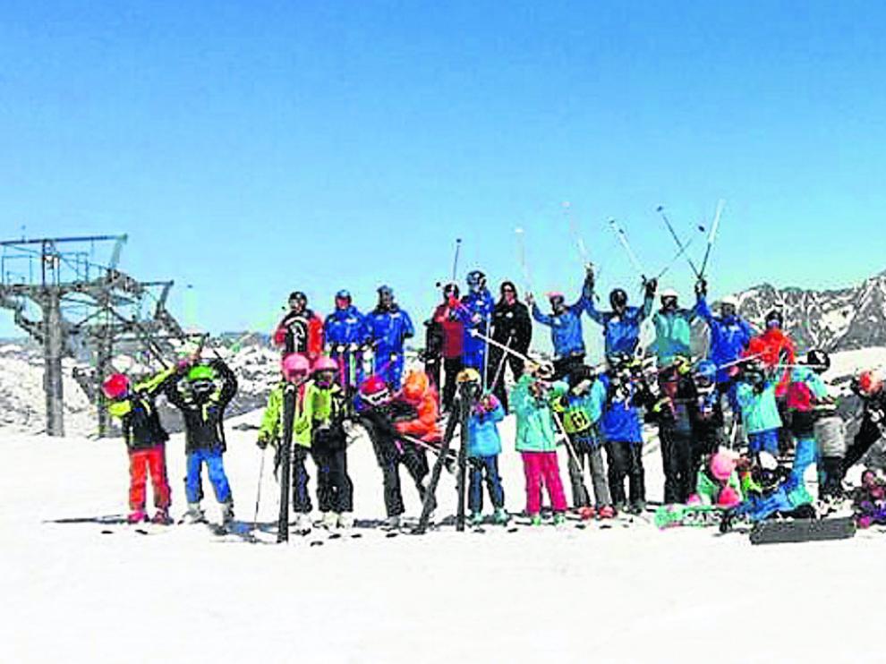 Los esquiadores y entrenadores de los tres clubes de Cerler (Valle de Benasque, Radical Kids y Cerler Aneto) se hicieron una foto de familia para despedir la temporada.