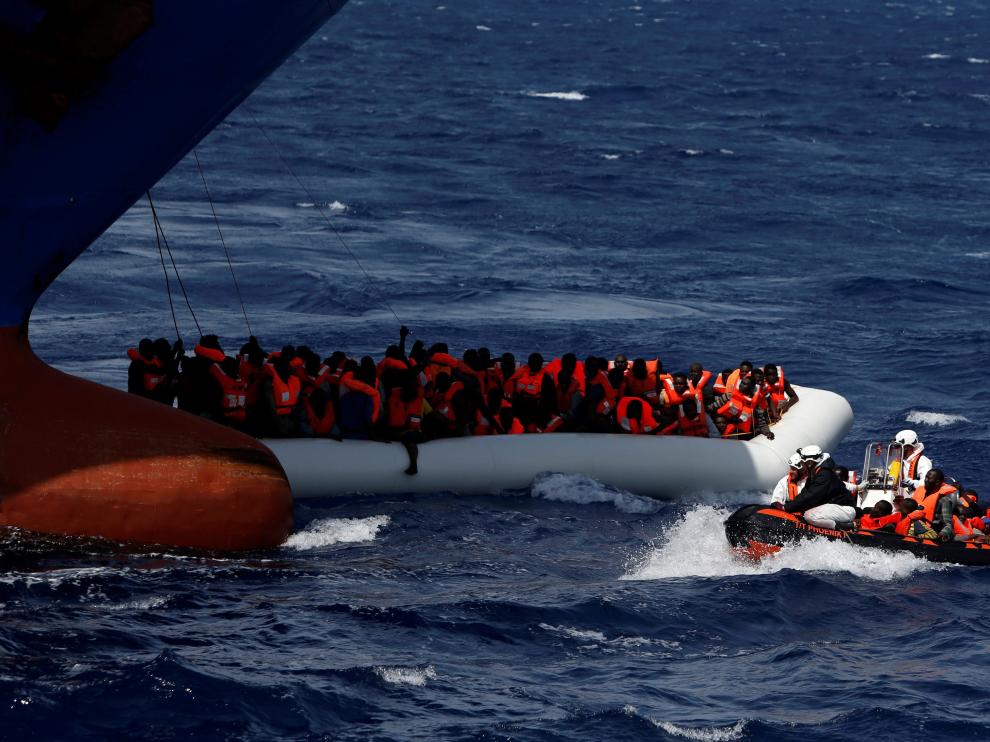 Rescate de una balsa repleta de inmigrantes
