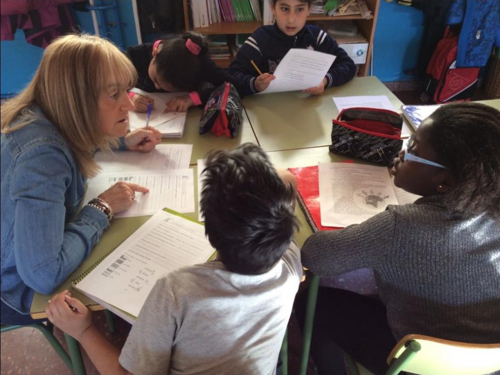 Grupo interactivo en el colegio Ramiro Soláns, en el que participan jubilados y voluntarios.