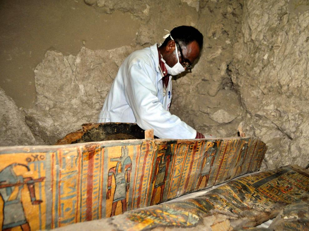 Descubren en Luxor una tumba "intacta" de un alcalde faraónico con 8 momias.