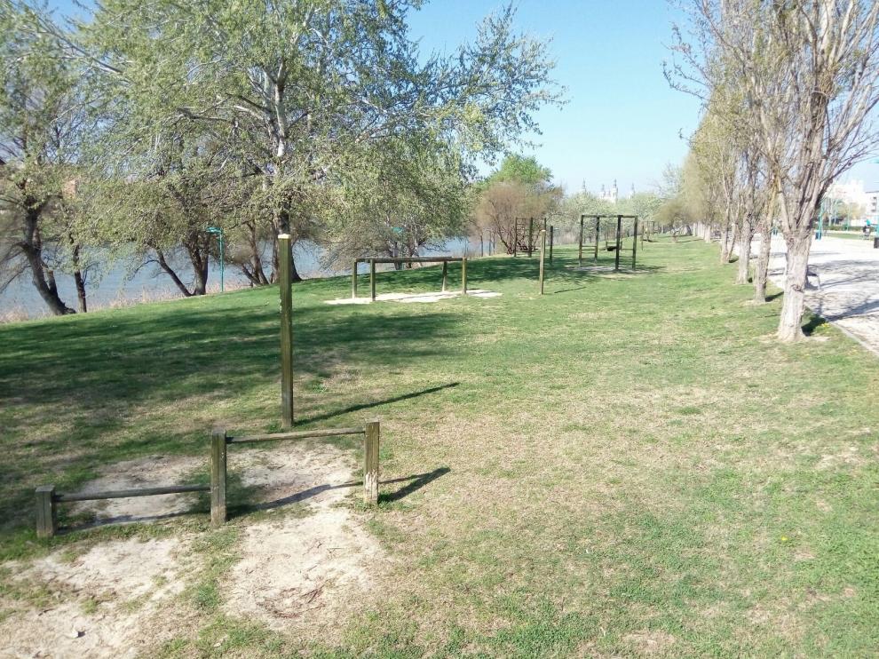 Aparatos para hacer ejercicio en el paseo de la Ribera del Ebro.