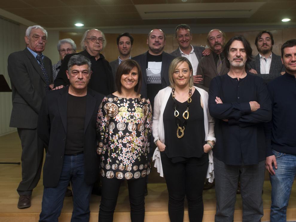 Los premiados y las autoridades, en el salón de actos de la Biblioteca de Aragón, donde se entregaron los Premios Búho.