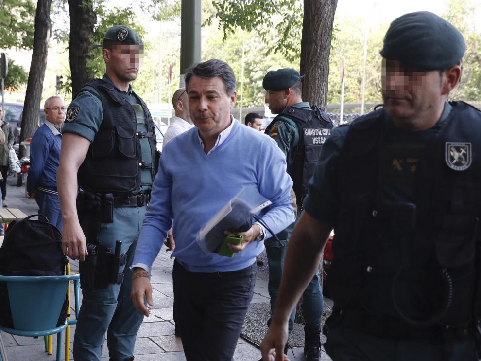 Ignacio González junto a la Guardia Civil tras ser detenido.