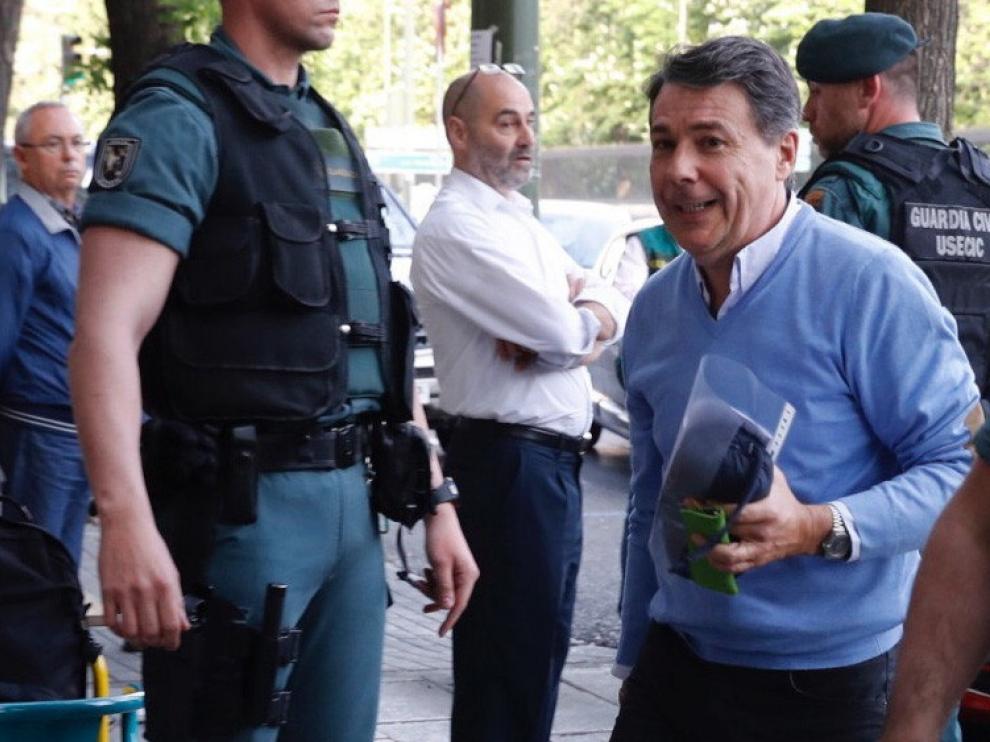 Ignacio González acude a su despacho acompañado por la Guardia Civil