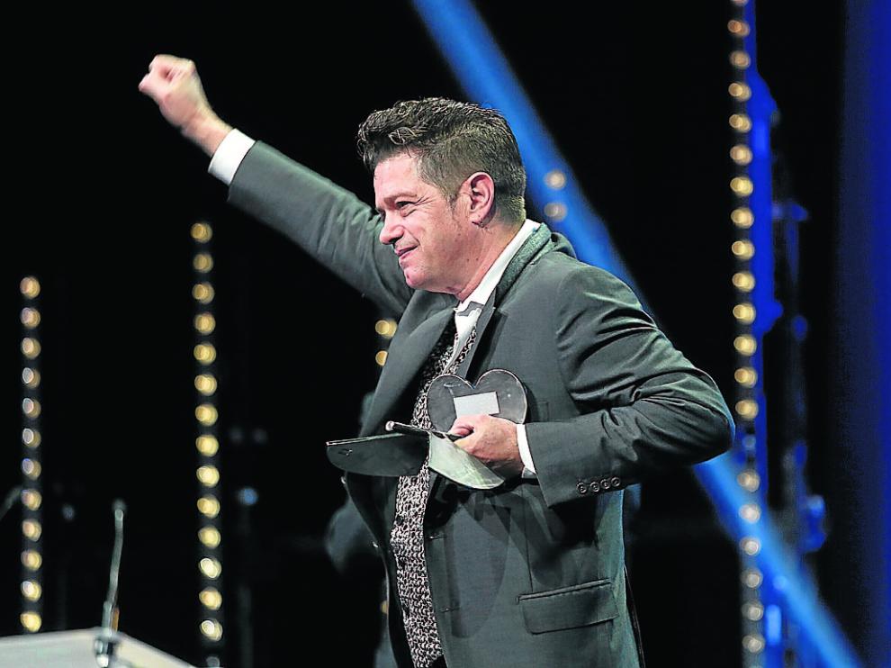 Santiago Auserón, con su premio. Luego le cantaron... y cantó.