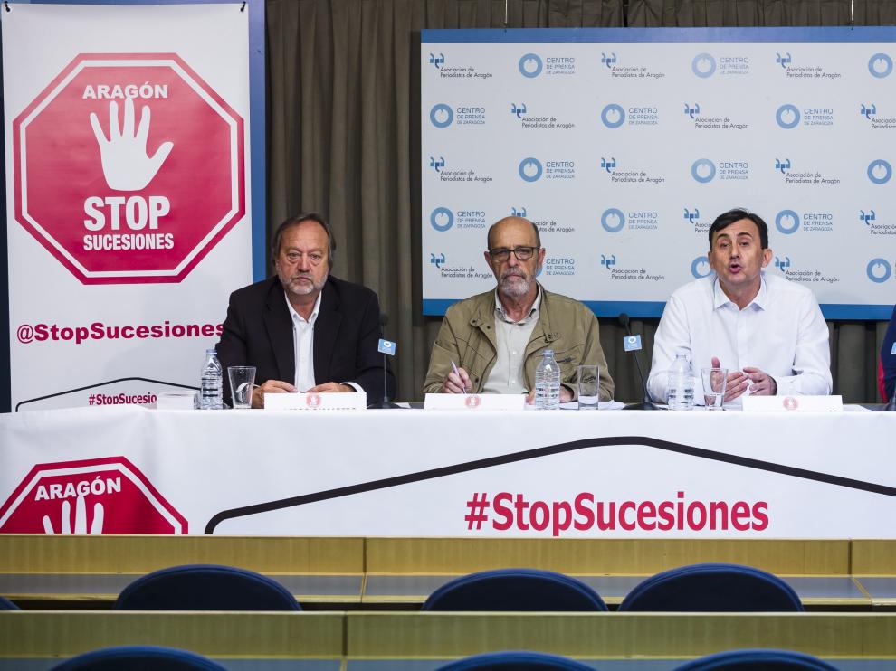 Pedro Camarero, portavoz de Stopsucesiones Huesca; Francisco Langa, portavoz en Aragón; Miguel Ángel Ramos, portavoz de la asociación en Zaragoza y Jorge Alarcón, asesor de la Plataforma.