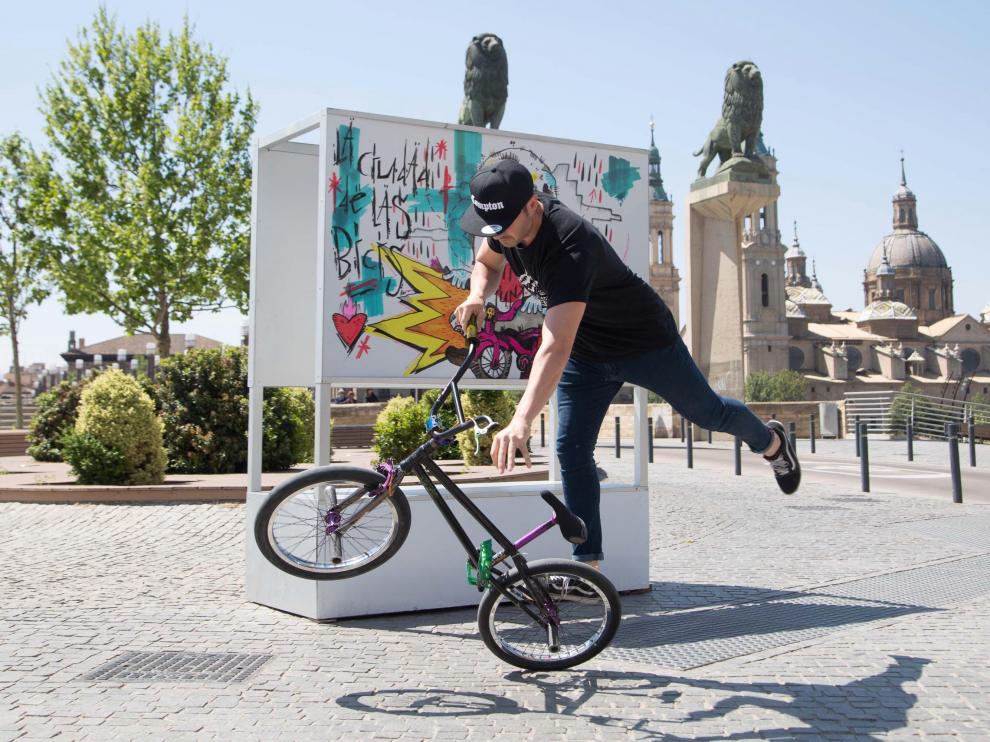 Comienza a instalarse la exposición 'el pelotón de las bicis' en Zaragoza.