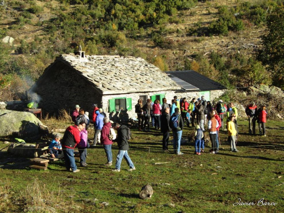 La cabaña del Turmo, en el valle de Estós, es escenario de algunos acontecimientos, como una marcha senderista en agosto y la tría de ganado en octubre.