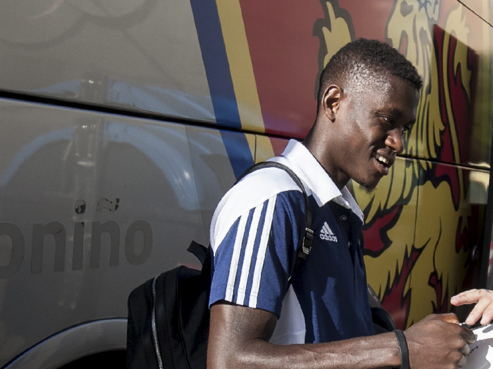 Bagnack firma autógrafos antes de un viaje con el Real Zaragoza a principios de temporada.
