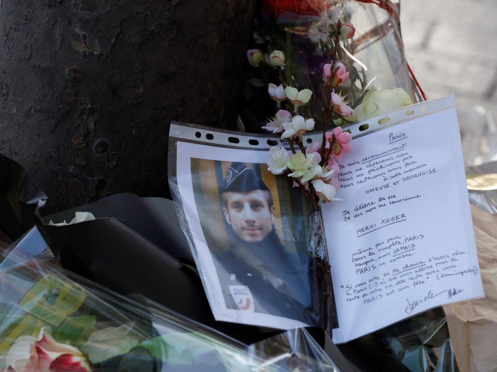 Una imagen y una carta en el lugar donde falleció el policía que fue disparado.
