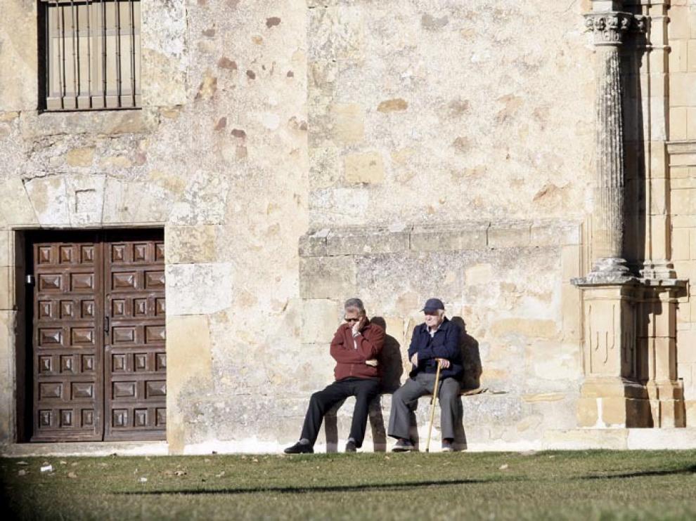Dos personas de avanzada edad en la iglesia de la Virgen del Mirón, en una fotografía de archivo