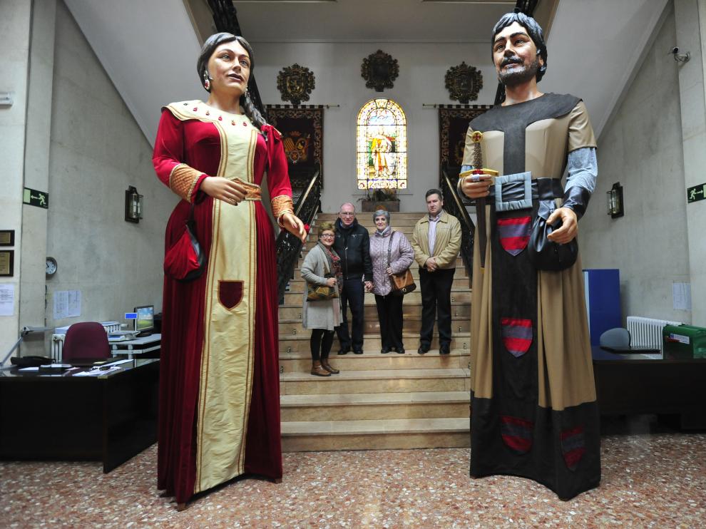 Pilar Górriz y Fernando Abad, los contrayentes, junto a Encarna Catalán, de la Fundación Bodas de Isabel y el concejal José Luis Torán, que oficiará la ceremonia.