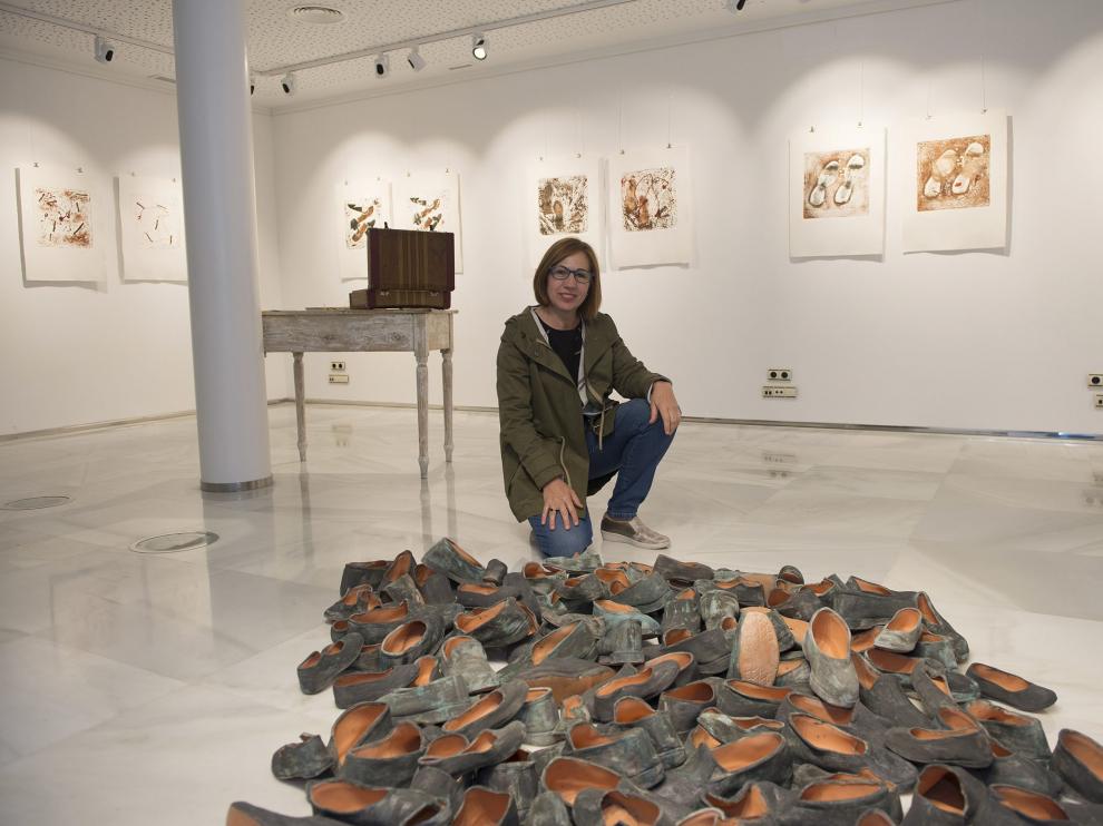 Lucía Villarroya, en la exposición 'Caminantes del regreso', en la sala Térvalis de Teruel.