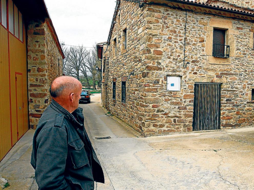 Un vecino de Aldealices, frente a la casa que el Ayuntamiento ha alquilado a una familia para que viva en el municipio